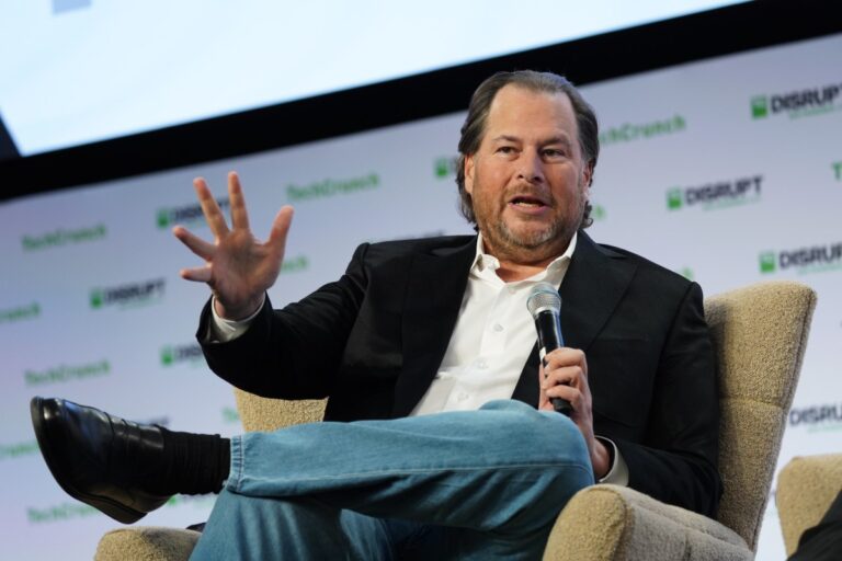 Salesforce plans to hire 2,000 people to sell its AI products